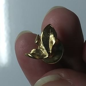 Avon gold plated leaf and stem pin